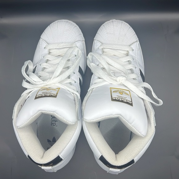 Adidas high top sneaker preowned size 5 Runs big fits size 6.5 - Picture 4 of 6